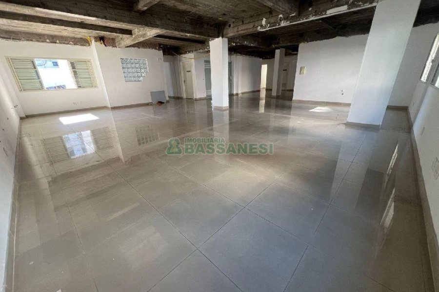 Sala com 386m², no bairro Centro em Caxias do Sul para Alugar ou Comprar