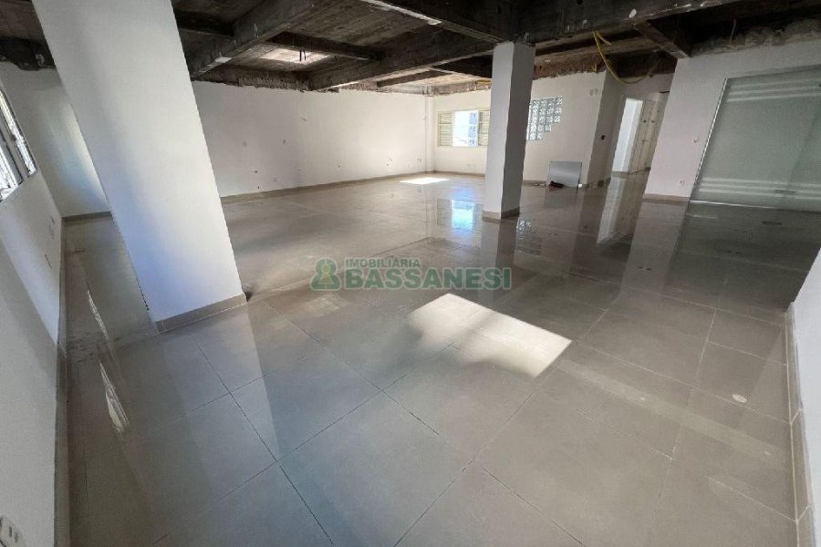 Sala com 386m², no bairro Centro em Caxias do Sul para Alugar ou Comprar