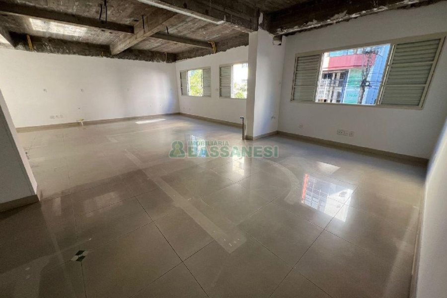 Sala com 386m², no bairro Centro em Caxias do Sul para Alugar ou Comprar