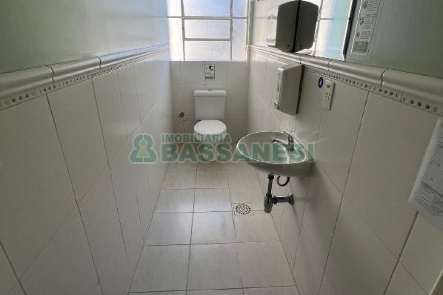 Sala com 386m², no bairro Centro em Caxias do Sul para Alugar ou Comprar