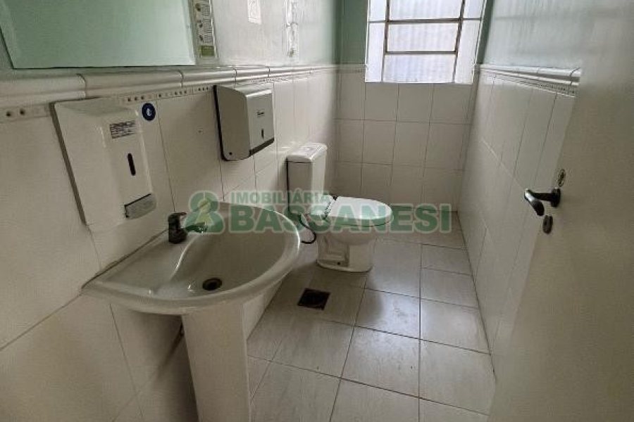 Sala com 386m², no bairro Centro em Caxias do Sul para Alugar ou Comprar
