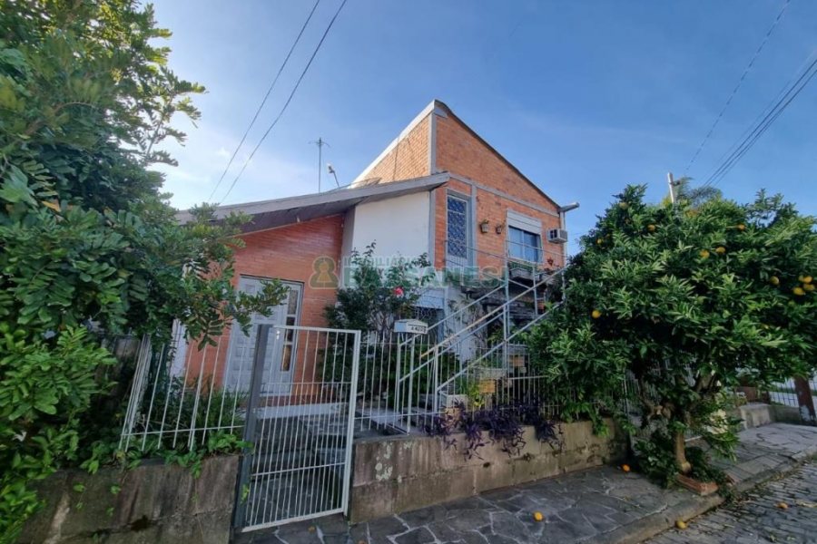 Casa com 180m², 6 dormitórios, 2 vagas, no bairro Santa Lúcia em Caxias do Sul para Comprar