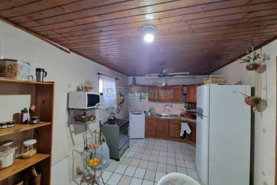Casa com 180m², 6 dormitórios, 2 vagas, no bairro Santa Lúcia em Caxias do Sul para Comprar