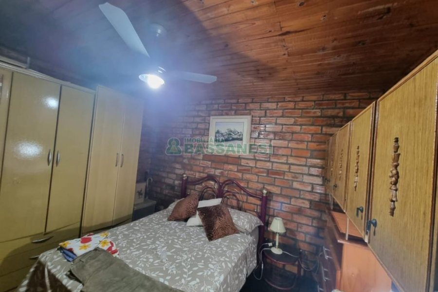 Casa com 180m², 6 dormitórios, 2 vagas, no bairro Santa Lúcia em Caxias do Sul para Comprar