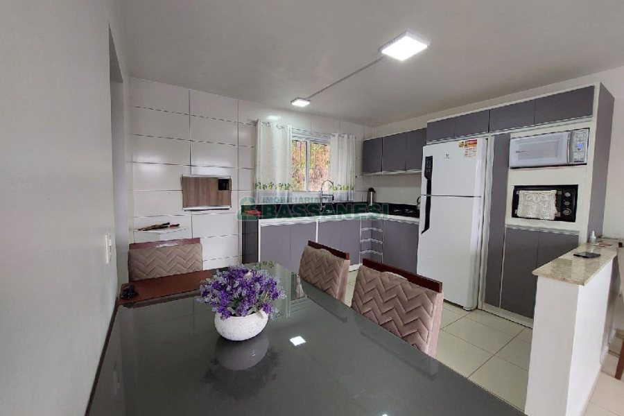 Casa com 69m², 2 dormitórios, 1 vaga, no bairro Reolon em Caxias do Sul para Comprar