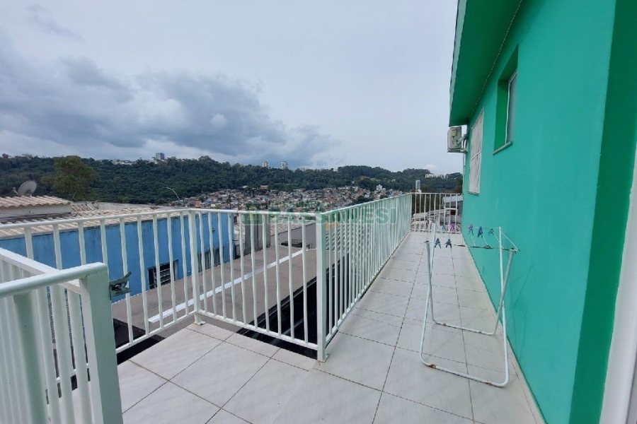 Casa com 69m², 2 dormitórios, 1 vaga, no bairro Reolon em Caxias do Sul para Comprar