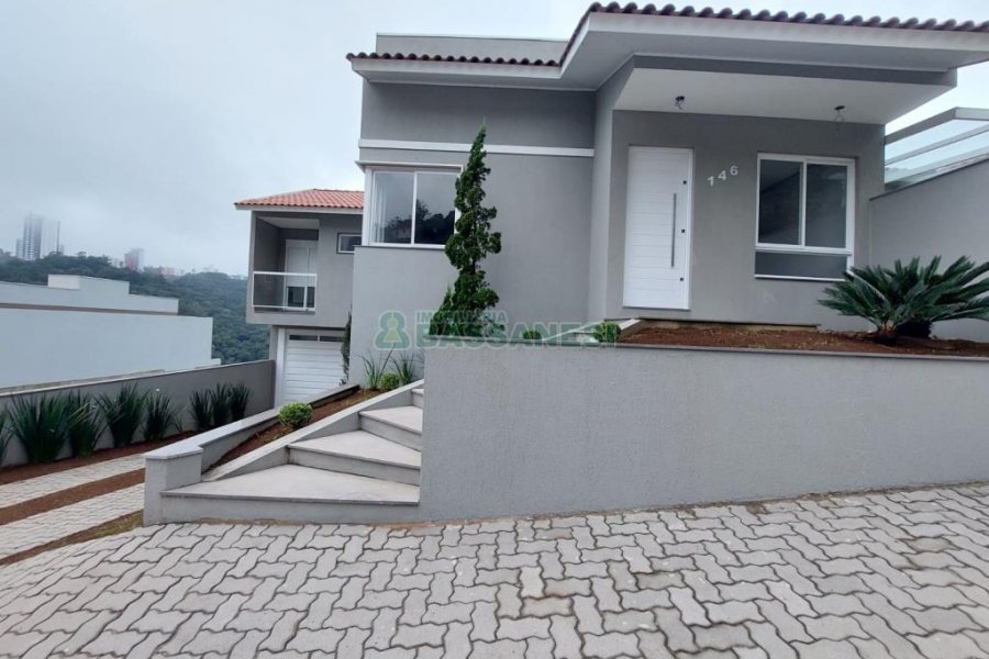 Casa com 167m², 3 dormitórios, 2 vagas, no bairro Salgado Filho em Caxias do Sul para Comprar
