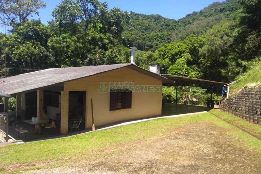 Chácara com 150m², 2 dormitórios, 2 vagas, no bairro Galópolis em Caxias do Sul para Comprar