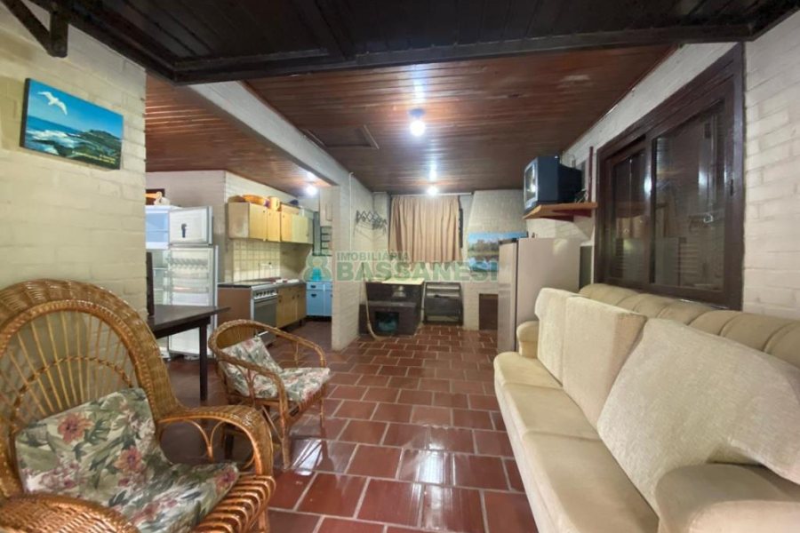 Chácara com 150m², 2 dormitórios, 2 vagas, no bairro Galópolis em Caxias do Sul para Comprar