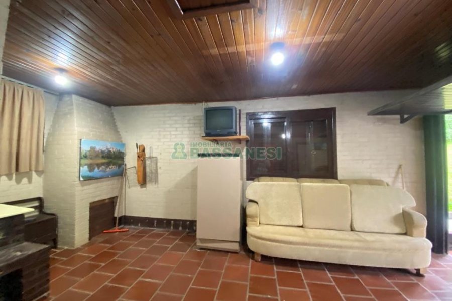 Chácara com 150m², 2 dormitórios, 2 vagas, no bairro Galópolis em Caxias do Sul para Comprar