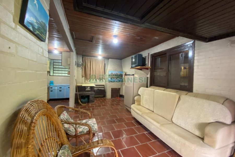 Chácara com 150m², 2 dormitórios, 2 vagas, no bairro Galópolis em Caxias do Sul para Comprar