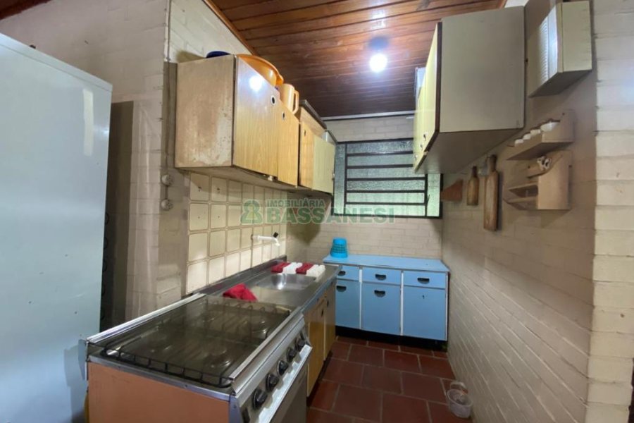 Chácara com 150m², 2 dormitórios, 2 vagas, no bairro Galópolis em Caxias do Sul para Comprar