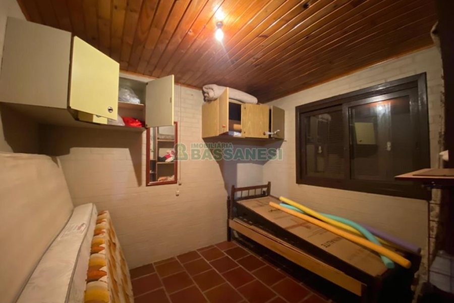 Chácara com 150m², 2 dormitórios, 2 vagas, no bairro Galópolis em Caxias do Sul para Comprar