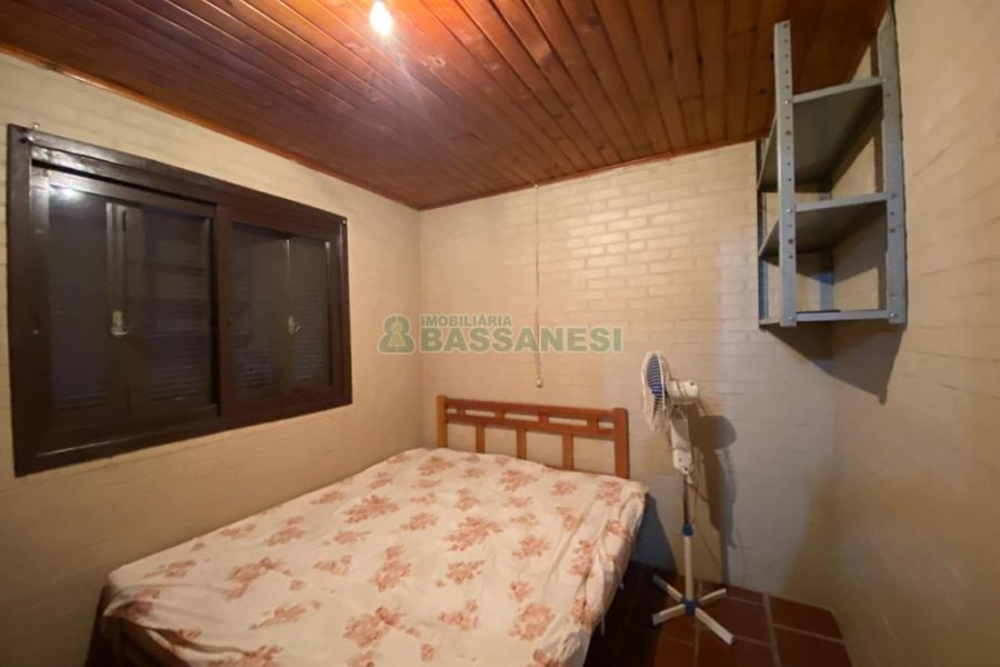 Chácara com 150m², 2 dormitórios, 2 vagas, no bairro Galópolis em Caxias do Sul para Comprar