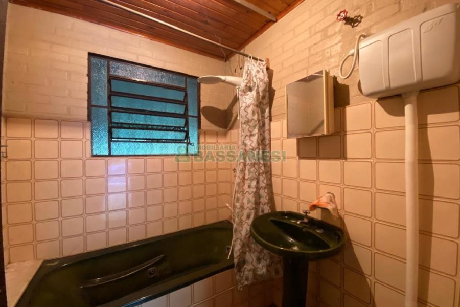 Chácara com 150m², 2 dormitórios, 2 vagas, no bairro Galópolis em Caxias do Sul para Comprar