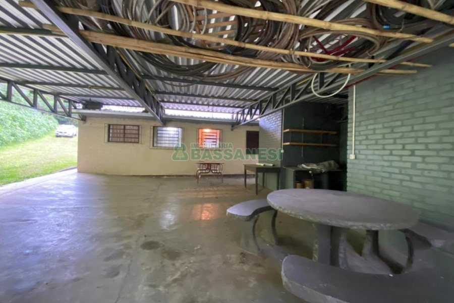 Chácara com 150m², 2 dormitórios, 2 vagas, no bairro Galópolis em Caxias do Sul para Comprar