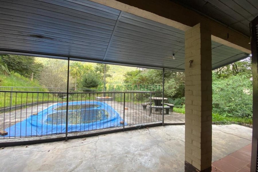 Chácara com 150m², 2 dormitórios, 2 vagas, no bairro Galópolis em Caxias do Sul para Comprar