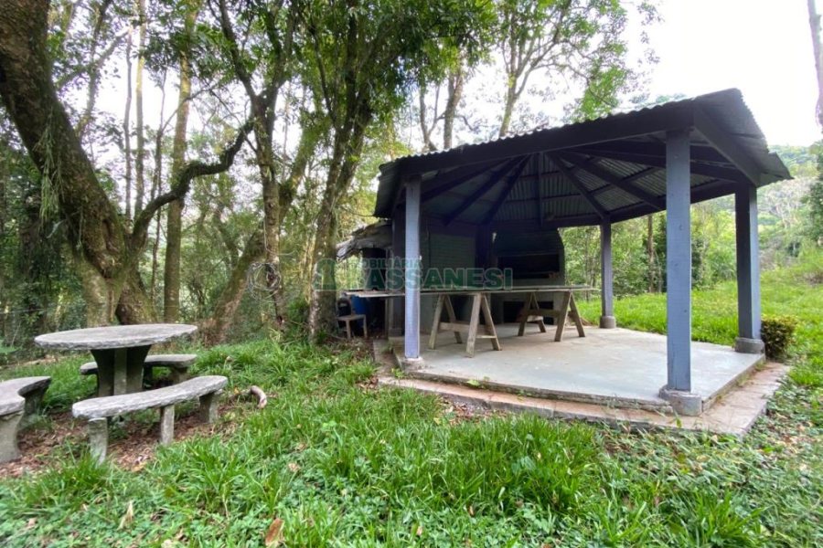 Chácara com 150m², 2 dormitórios, 2 vagas, no bairro Galópolis em Caxias do Sul para Comprar