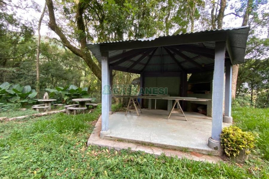 Chácara com 150m², 2 dormitórios, 2 vagas, no bairro Galópolis em Caxias do Sul para Comprar