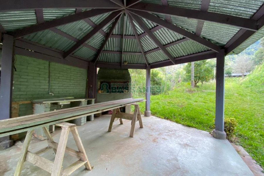 Chácara com 150m², 2 dormitórios, 2 vagas, no bairro Galópolis em Caxias do Sul para Comprar