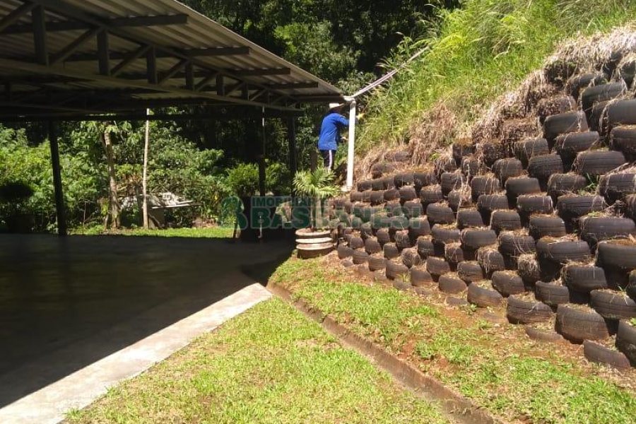 Chácara com 150m², 2 dormitórios, 2 vagas, no bairro Galópolis em Caxias do Sul para Comprar