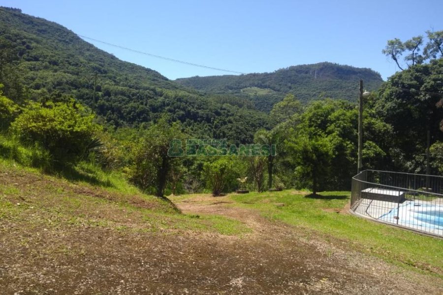 Chácara com 150m², 2 dormitórios, 2 vagas, no bairro Galópolis em Caxias do Sul para Comprar