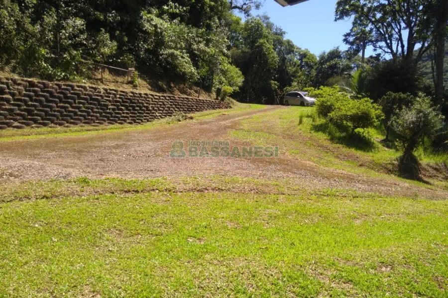 Chácara com 150m², 2 dormitórios, 2 vagas, no bairro Galópolis em Caxias do Sul para Comprar