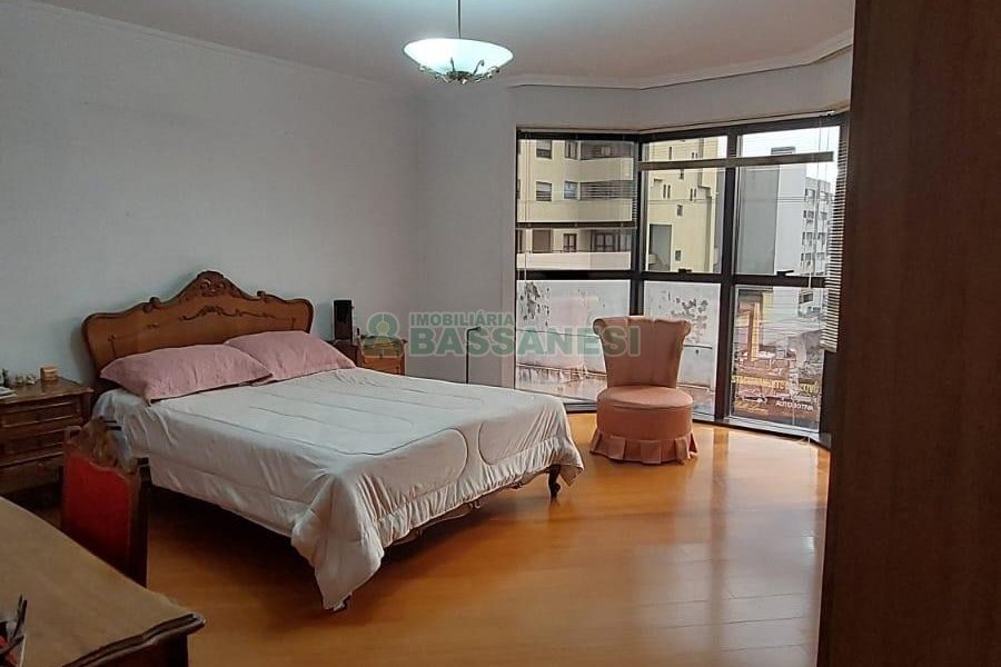 Apartamento com 170m², 4 dormitórios, 2 vagas, no bairro Lourdes em Caxias do Sul para Comprar