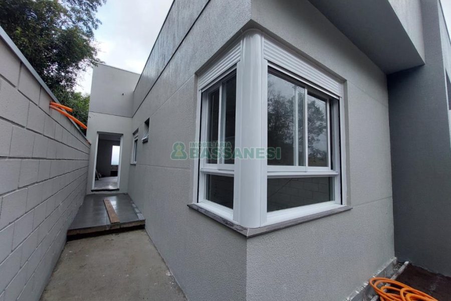 Sobrado com 67m², 2 dormitórios, 1 vaga, no bairro São Virgílio em Caxias do Sul para Comprar