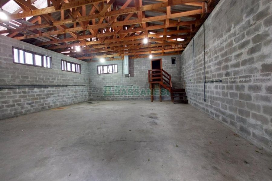 Pavilhão com 140m², 2 vagas, no bairro Cruzeiro em Caxias do Sul para Alugar