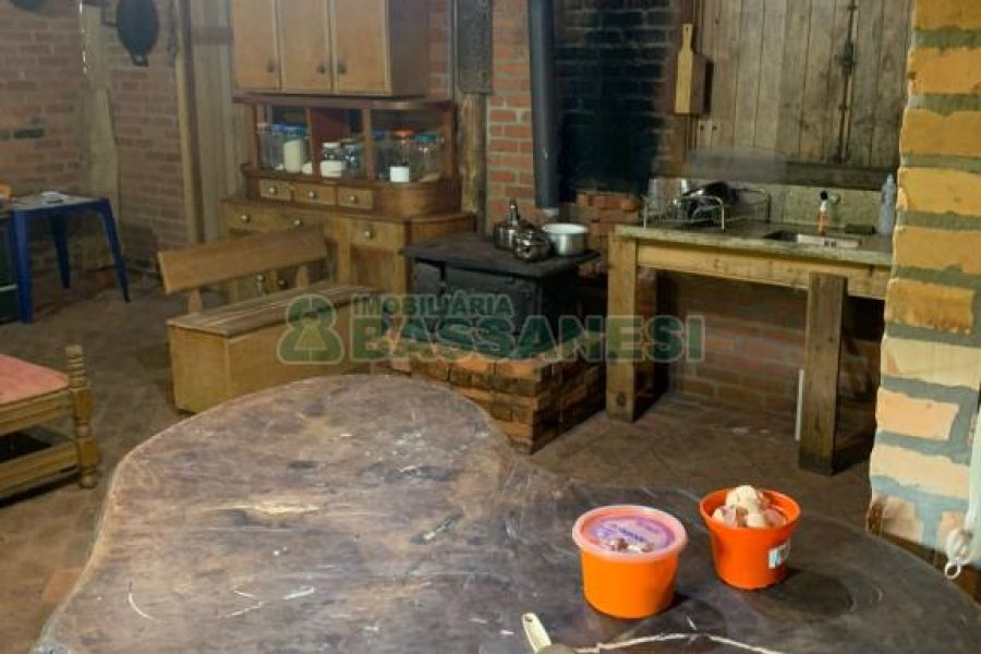 Chácara com 21896m², 2 dormitórios, no bairro Pedancino em Caxias do Sul para Comprar