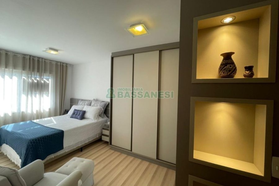 Apartamento com 93m², 3 dormitórios, 2 vagas, no bairro Nossa Senhora da Saúde em Caxias do Sul para Comprar