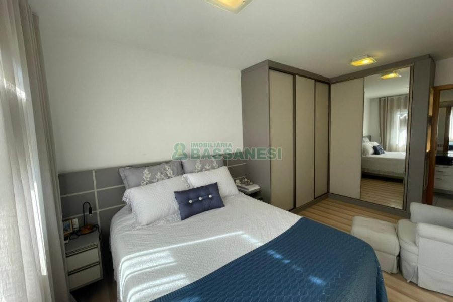 Apartamento com 93m², 3 dormitórios, 2 vagas, no bairro Nossa Senhora da Saúde em Caxias do Sul para Comprar