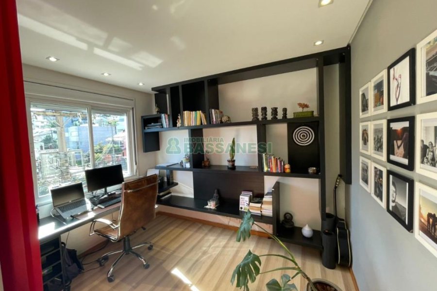 Apartamento com 93m², 3 dormitórios, 2 vagas, no bairro Nossa Senhora da Saúde em Caxias do Sul para Comprar