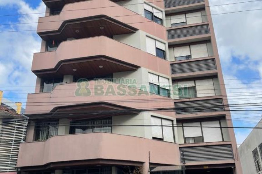 Apartamento com 272m², 3 dormitórios, 2 vagas, no bairro Centro em Caxias do Sul para Alugar ou Comprar