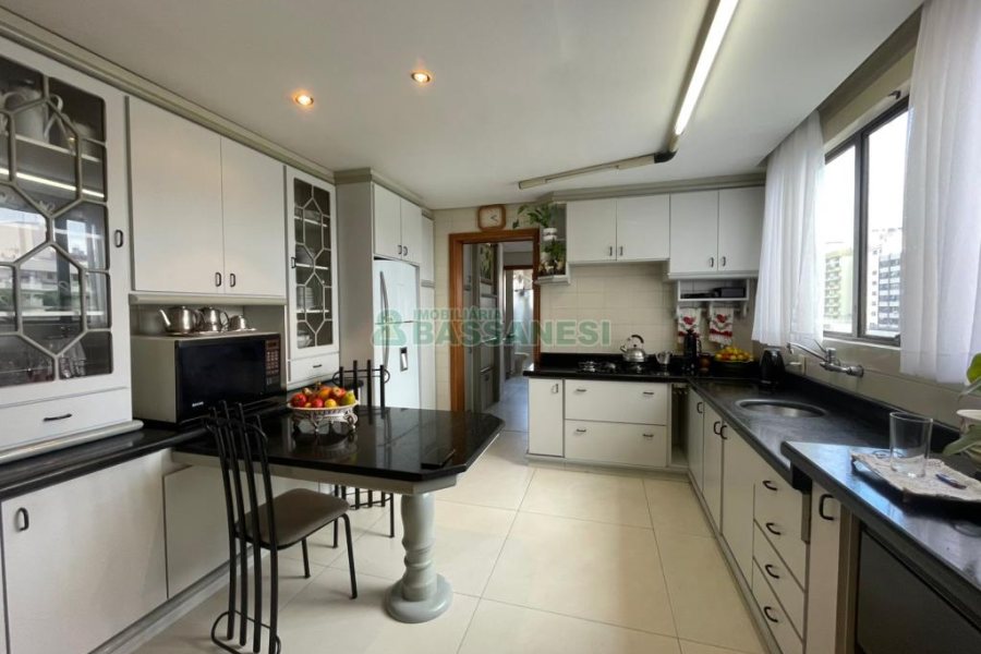 Apartamento com 272m², 3 dormitórios, 2 vagas, no bairro Centro em Caxias do Sul para Alugar ou Comprar