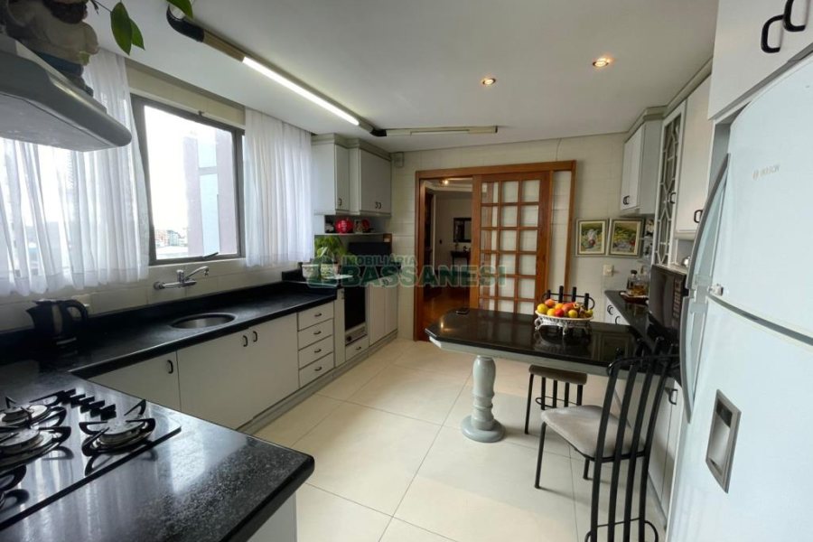 Apartamento com 272m², 3 dormitórios, 2 vagas, no bairro Centro em Caxias do Sul para Alugar ou Comprar