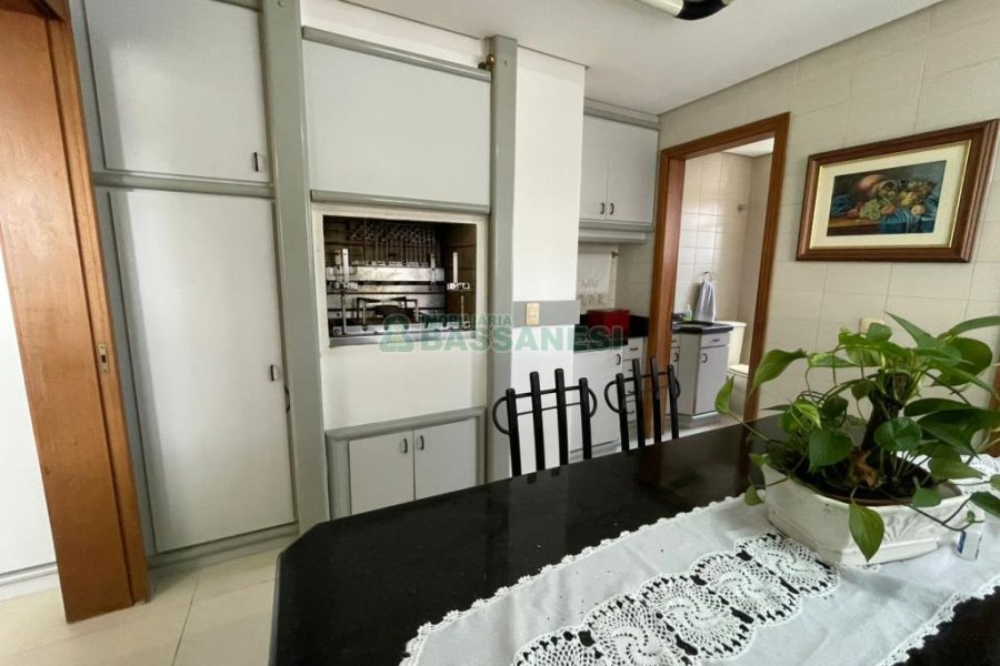 Apartamento com 272m², 3 dormitórios, 2 vagas, no bairro Centro em Caxias do Sul para Alugar ou Comprar