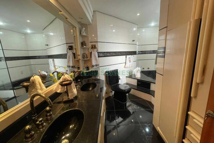 Apartamento com 272m², 3 dormitórios, 2 vagas, no bairro Centro em Caxias do Sul para Alugar ou Comprar