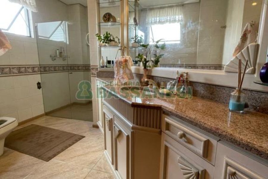 Apartamento com 272m², 3 dormitórios, 2 vagas, no bairro Centro em Caxias do Sul para Alugar ou Comprar