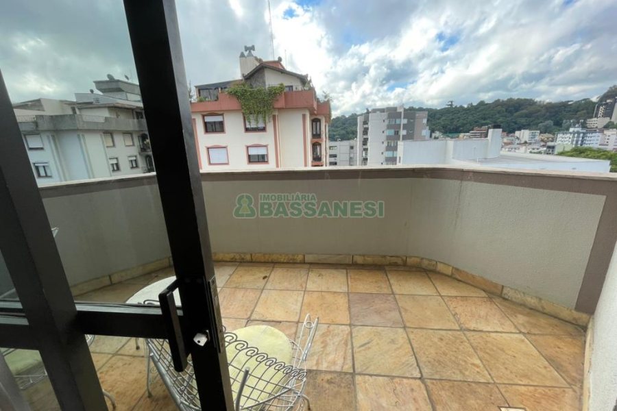 Apartamento com 272m², 3 dormitórios, 2 vagas, no bairro Centro em Caxias do Sul para Alugar ou Comprar