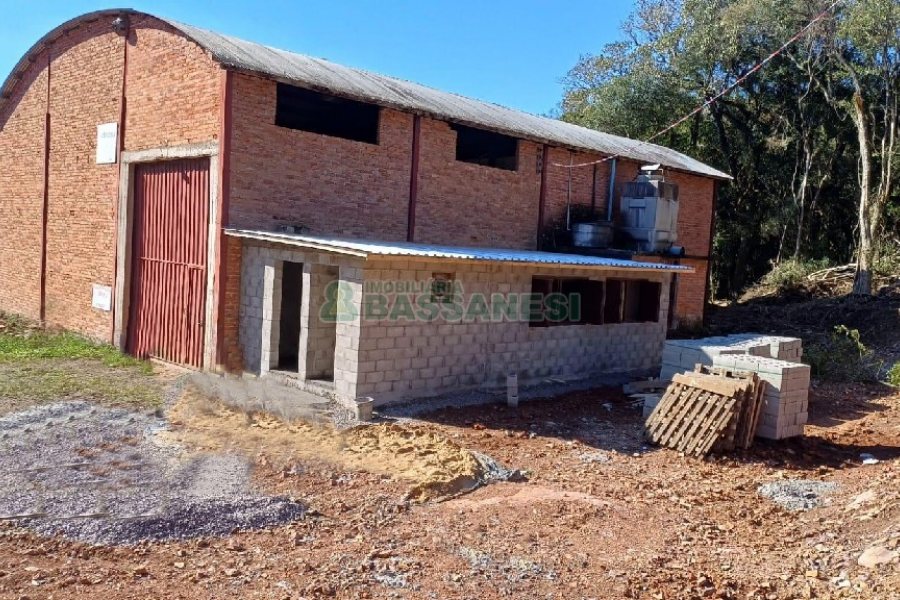 Pavilhão com 300m², no bairro Área Rural de Caxias do Sul em Caxias do Sul para Alugar