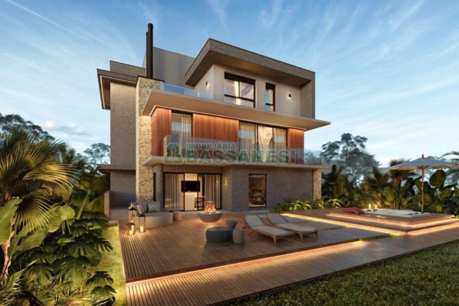 Casa com 369m², 3 dormitórios, 4 vagas, no bairro Interlagos em Caxias do Sul para Comprar