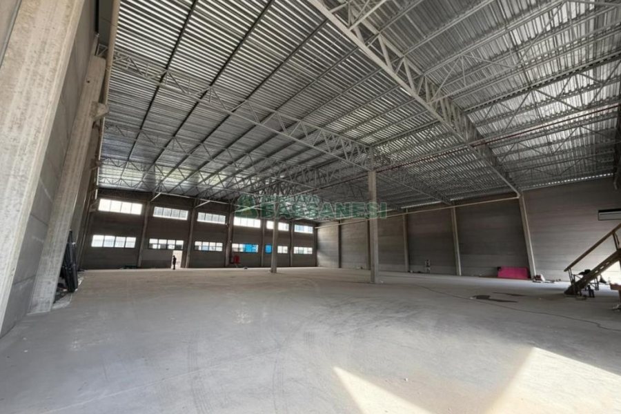 Pavilhão com 1347m², no bairro Desvio Rizzo em Caxias do Sul para Alugar