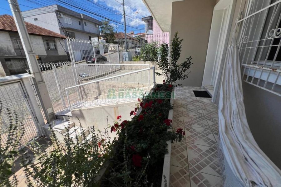 Casa com 120m², 3 dormitórios, 3 vagas, no bairro Floresta em Caxias do Sul para Comprar
