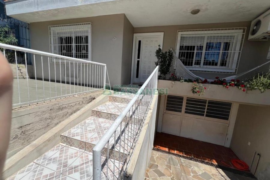 Casa com 120m², 3 dormitórios, 3 vagas, no bairro Floresta em Caxias do Sul para Comprar