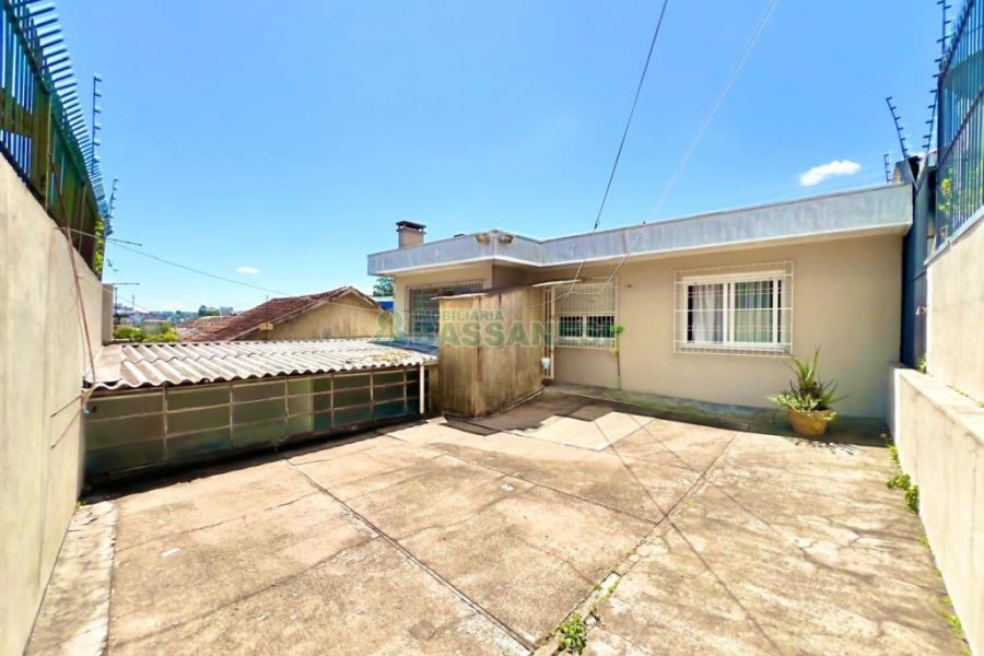 Casa com 120m², 3 dormitórios, 3 vagas, no bairro Floresta em Caxias do Sul para Comprar