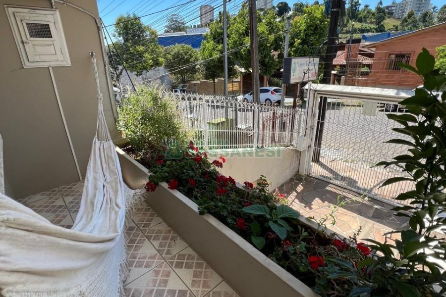 Casa com 120m², 3 dormitórios, 3 vagas, no bairro Floresta em Caxias do Sul para Comprar