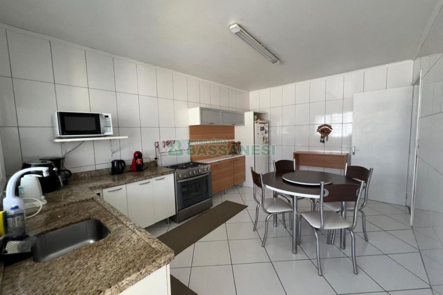 Casa com 120m², 3 dormitórios, 3 vagas, no bairro Floresta em Caxias do Sul para Comprar