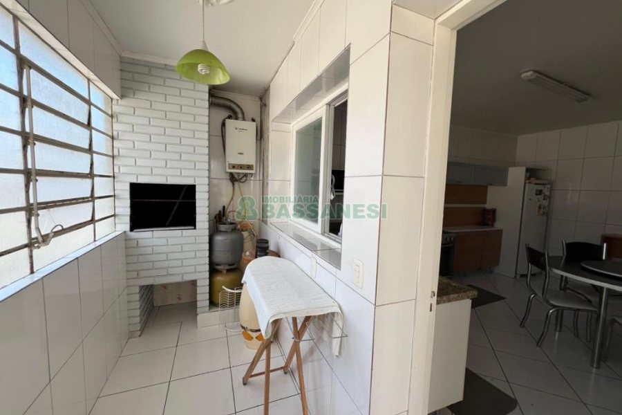 Casa com 120m², 3 dormitórios, 3 vagas, no bairro Floresta em Caxias do Sul para Comprar